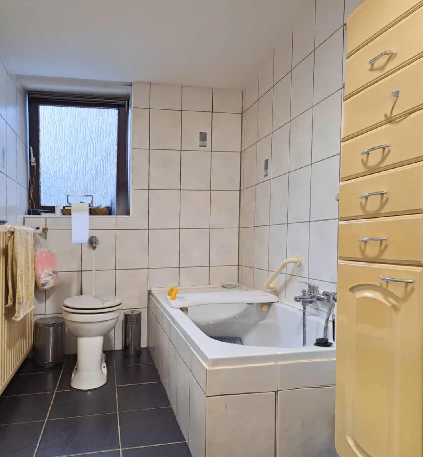 Bad mit Badewanne vor dem Umbau